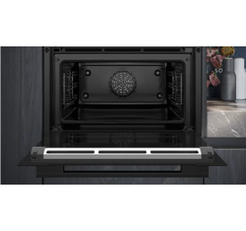 Rivoluziona la tua cucina con il forno compatto da incasso Siemens iQ700 60x45  cm in nero.