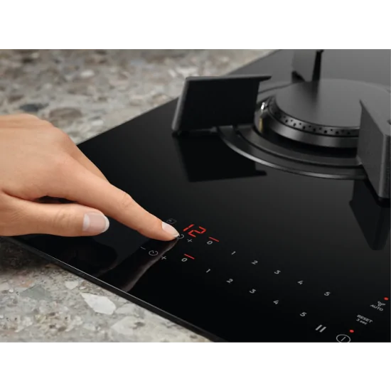 "Piano cottura Aeg HVB8453IB con 4 fuochi"