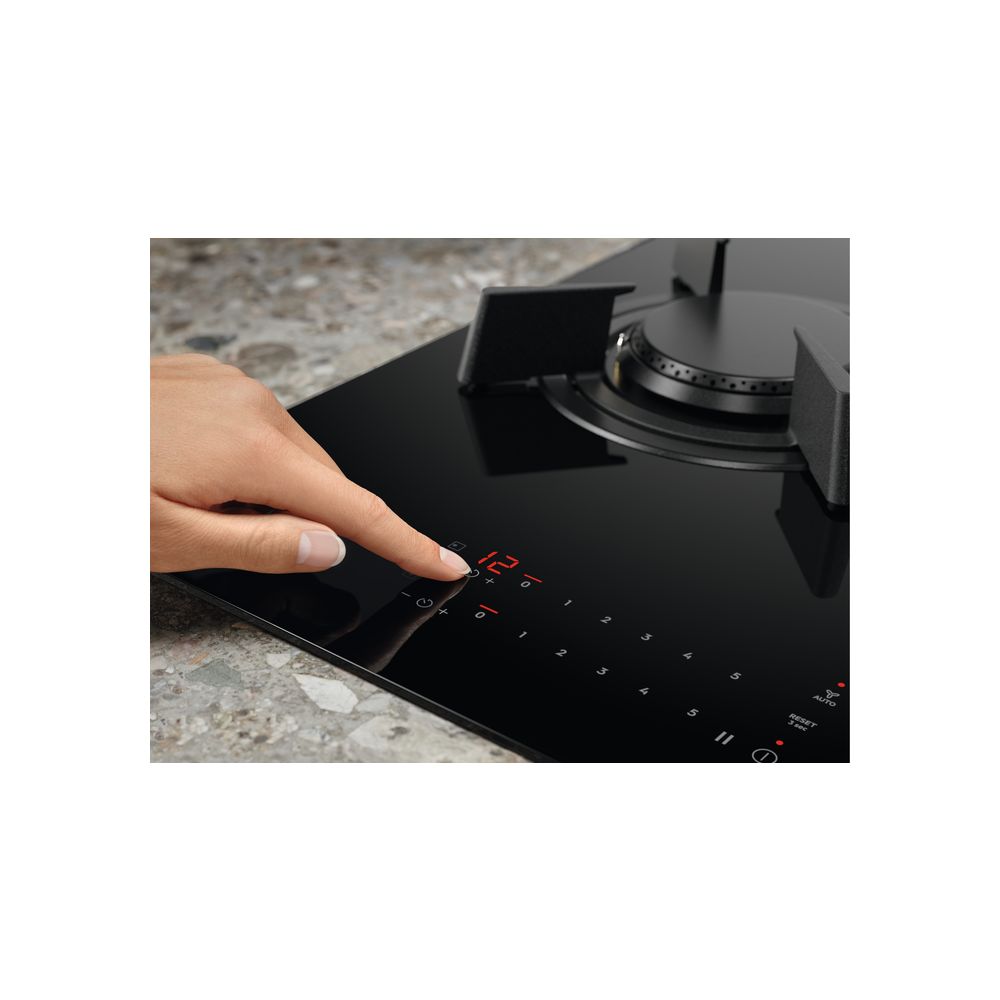 "Piano cottura Aeg HVB8453IB con 4 fuochi"