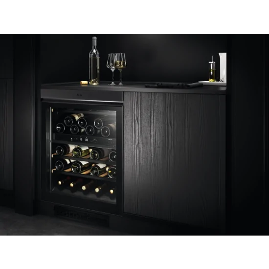 "Cantine Vino AEG: Scopri la Praticità di 40 Bottiglie in 5 Ripiani!" NSW8D826GT