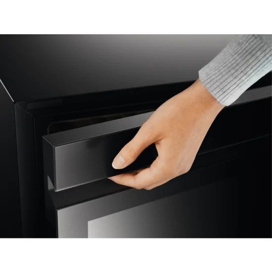 "Cantine Vino AEG: Scopri la Praticità di 40 Bottiglie in 5 Ripiani!" NSW8S826GT