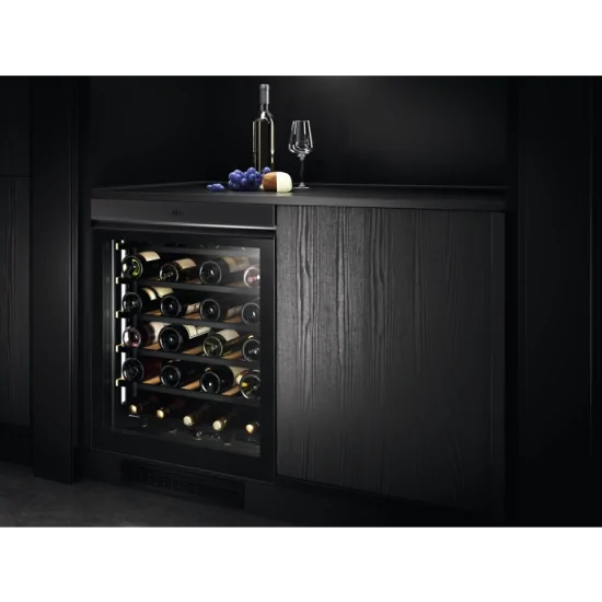 "Cantine Vino AEG: Scopri la Praticità di 40 Bottiglie in 5 Ripiani!" NSW8S826GT