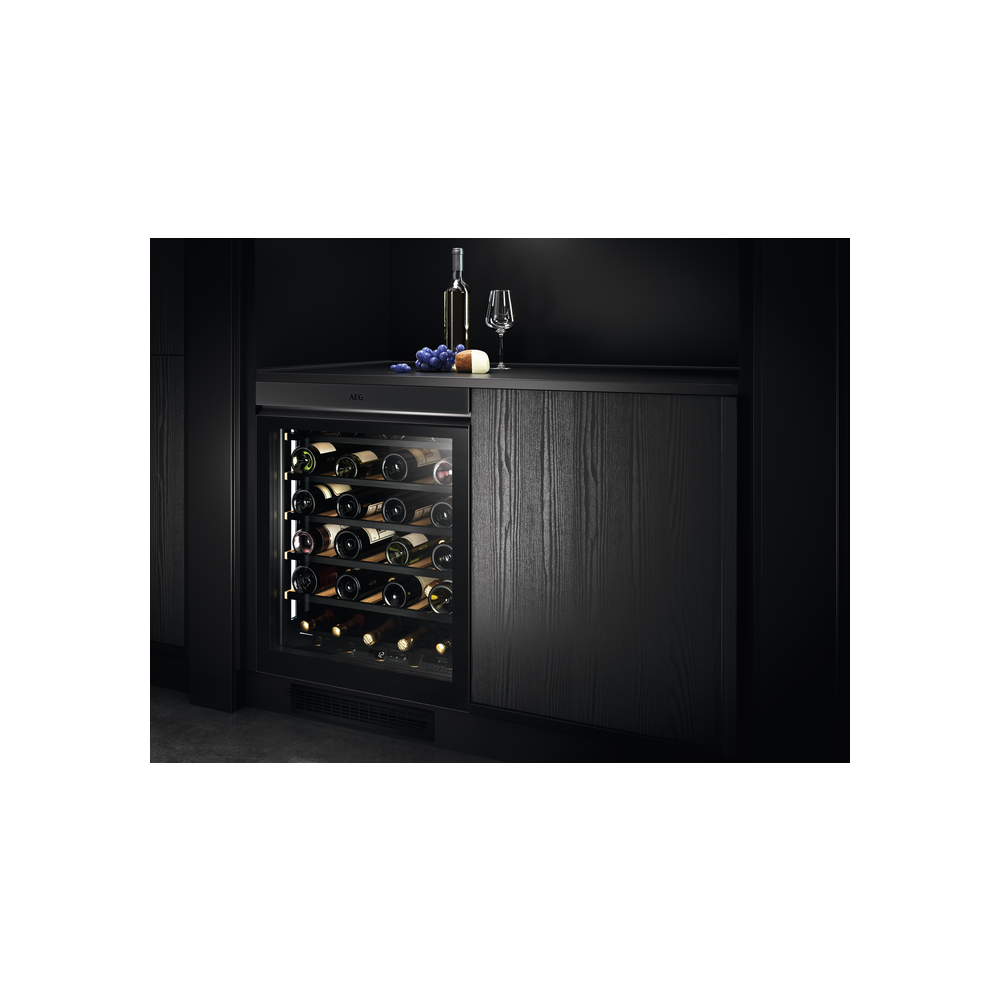 "Weinwinzer AEG: Entdecken Sie die Praktikabilität von 40 Flaschen in 5 Regalen! "Nsw8s826gt