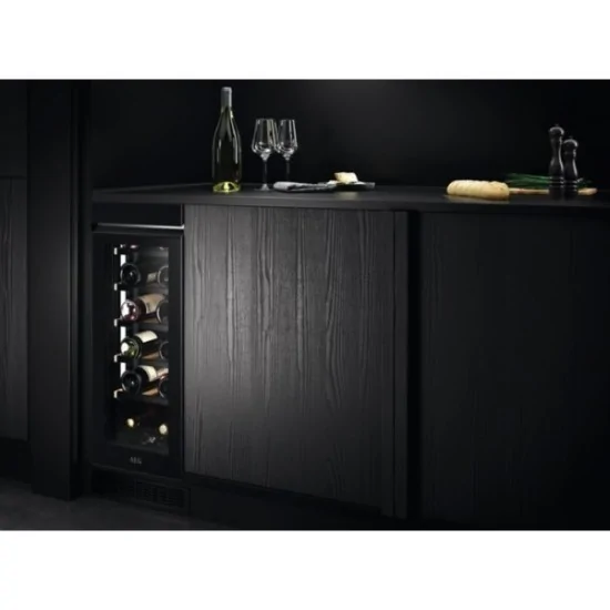 "Cantine Vino AEG: Scopri la Praticità di 40 Bottiglie in 5 Ripiani!" NSW8S823GT