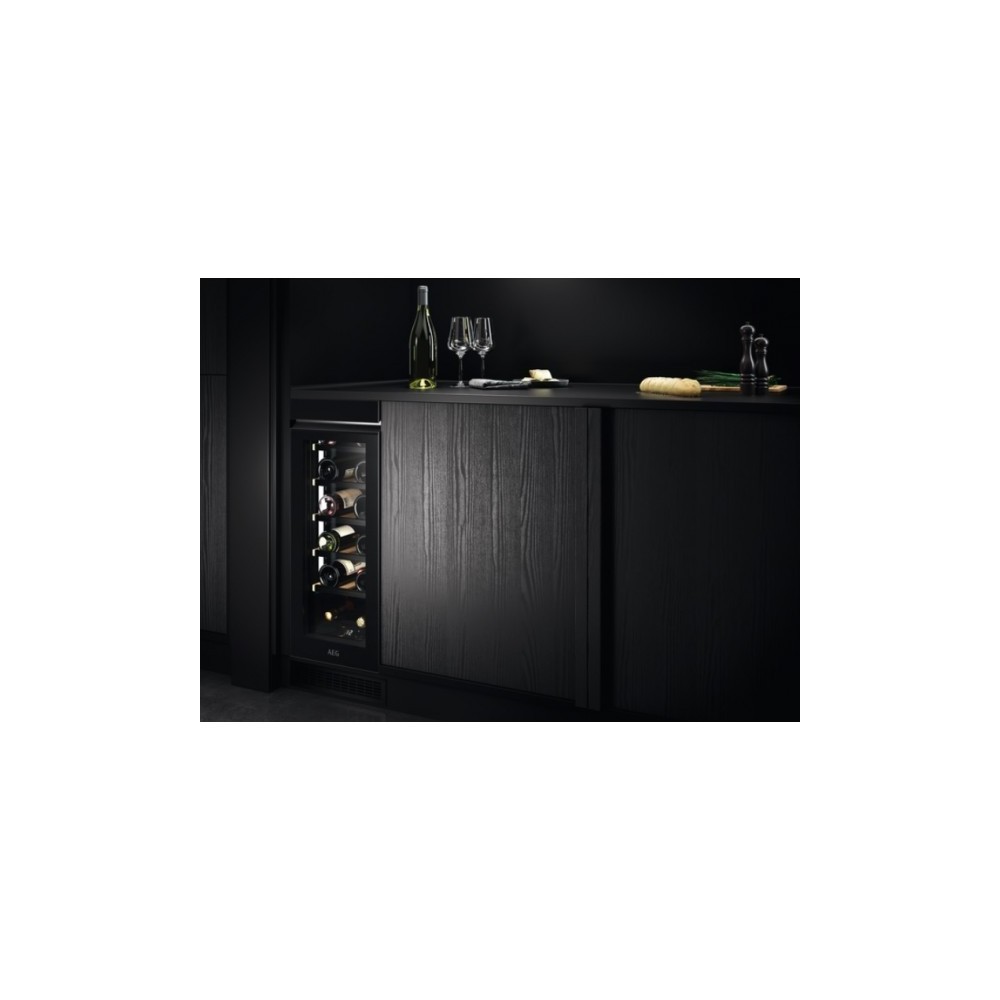 "Cantine Vino AEG: Scopri la Praticità di 40 Bottiglie in 5 Ripiani!" NSW8S823GT