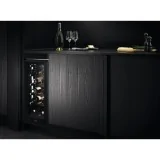 "Weinwinzer AEG: Entdecken Sie die Praktikabilität von 40 Flaschen in 5 Regalen! "Nsw8s823gt