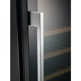 "Weinwinzer AEG: Entdecken Sie die Praktikabilität von 40 Flaschen in 6 Regalen! "Aws4052b5b