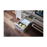 Réfrigérateur/congélateur professionnel en acier inoxydable avec machine à glaçons.