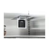 Réfrigérateur/congélateur professionnel en acier inoxydable avec machine à glaçons.