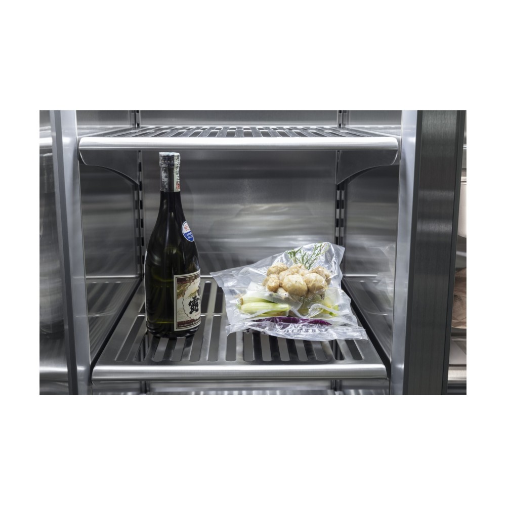 Refrigerador/congelador de acero inoxidable profesional con máquina de hielo.