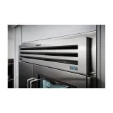 Réfrigérateur/congélateur professionnel en acier inoxydable avec machine à glaçons.