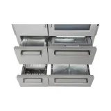 Réfrigérateur/congélateur professionnel en acier inoxydable avec machine à glaçons.