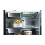 Refrigerador/congelador de acero inoxidable profesional con máquina de hielo.