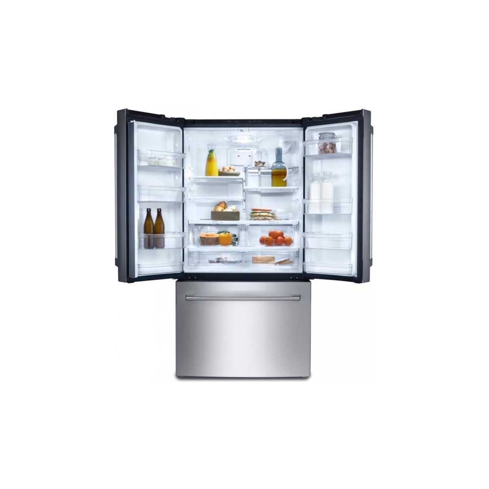 Kühlschrank mit französischer Tür und eingebautem Eiswürfelbereiter.