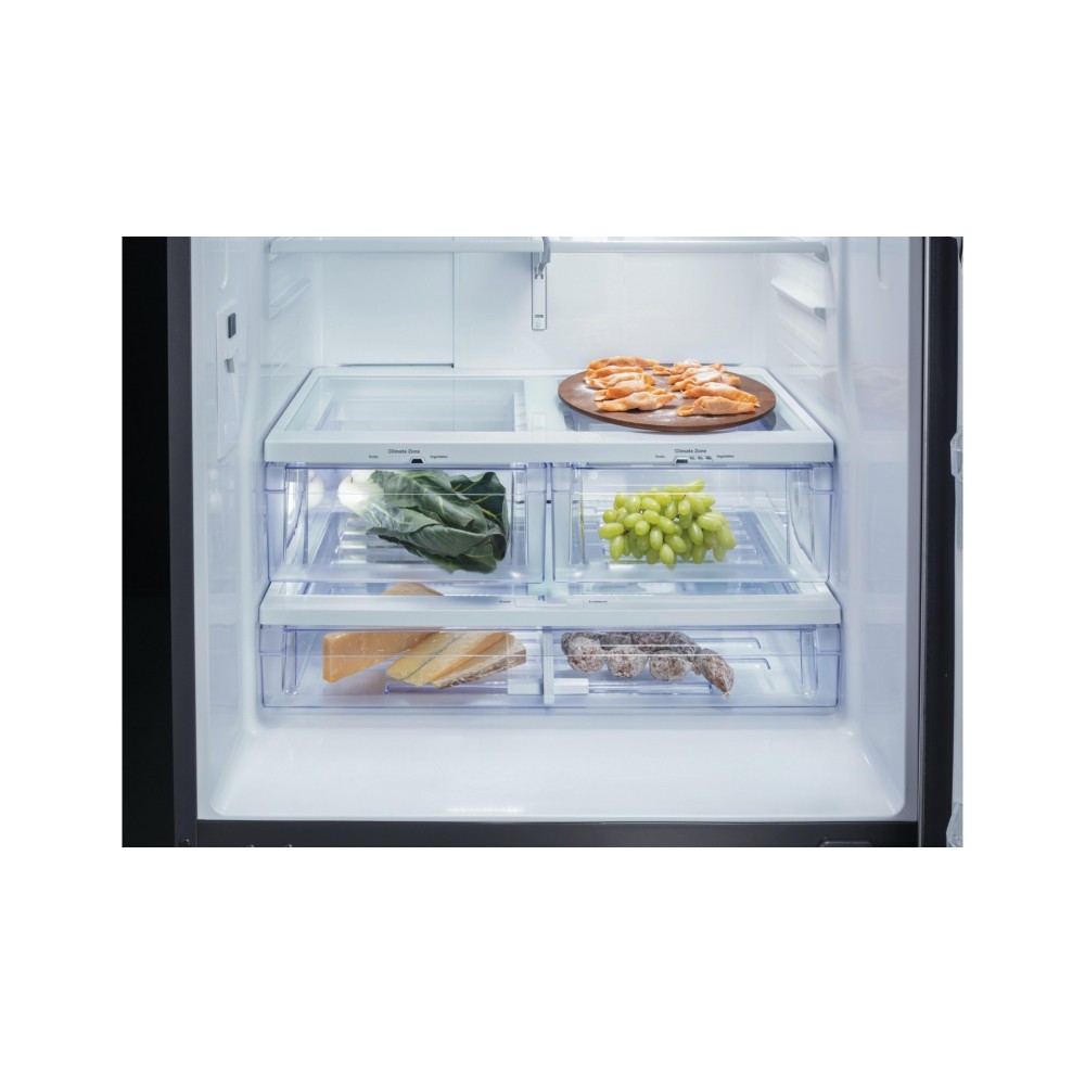 Kühlschrank mit französischer Tür und eingebautem Eiswürfelbereiter.