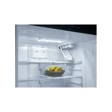 Kühlschrank mit französischer Tür und eingebautem Eiswürfelbereiter.