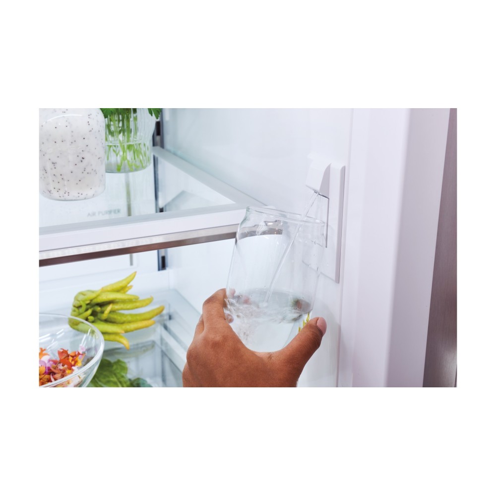 Refrigerador Sub-Zero con Hielo y dispensador de agua interior.