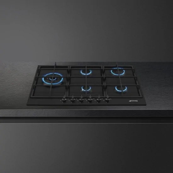 Simplicity and elegance: Smeg PX375LMB hob with 75 cm side wok in Matt Black for a kitchen with a unique design.