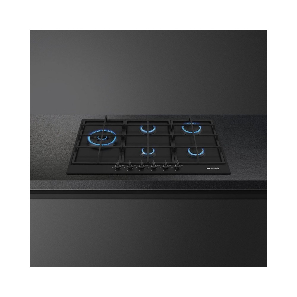 Simple y elegante: Estufa de cocina Smeg PX375LMB con wok lateral de 75 cm en Nero Opaco para una cocina de diseño único.