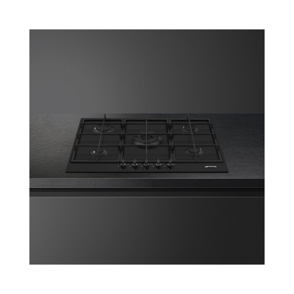 Simplicity and elegance: Smeg PX375MB hob with 75 cm central wok in Matt Black for a kitchen with a unique design.