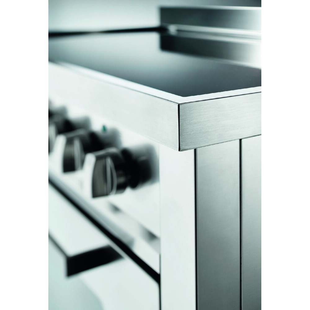 Kitchen with 90 cm Ilve gas hob in 5 colours.