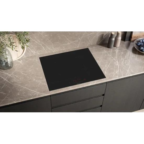 Moderne Effizienz: Entdecken Sie das Siemens ED677HSC1E iQ500 Induktionskochfeld 60 cm Schwarz.