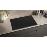Maximale Effizienz mit Induktionskochfeld Siemens ED851HSB1E 80 cm: schwarzer Stil ohne Profile.
