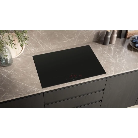Performance de luxe et élégance avec la table de cuisson à induction ED877HSC1E iQ500 80 cm Noir avec profil en acier inoxydable