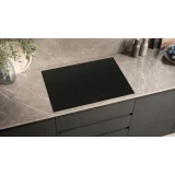 Performance de luxe et élégance avec la table de cuisson à induction ED877HSC1E iQ500 80 cm Noir avec profil en acier inoxydable