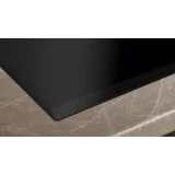 Esclusivo piano cottura a induzione Siemens iQ700: eleganza e prestazioni in un solo prodotto, per una cucina di alta qualità.