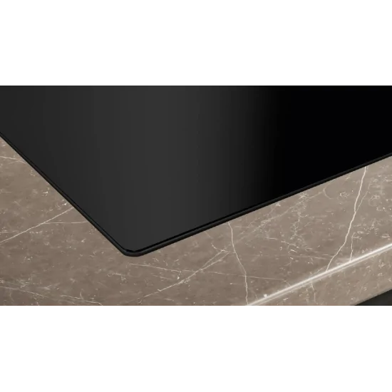 Efficacité et style combiné: Découvrez le plan d'induction Siemens ED811BS16E avec ventilation intégrée de 80 cm.