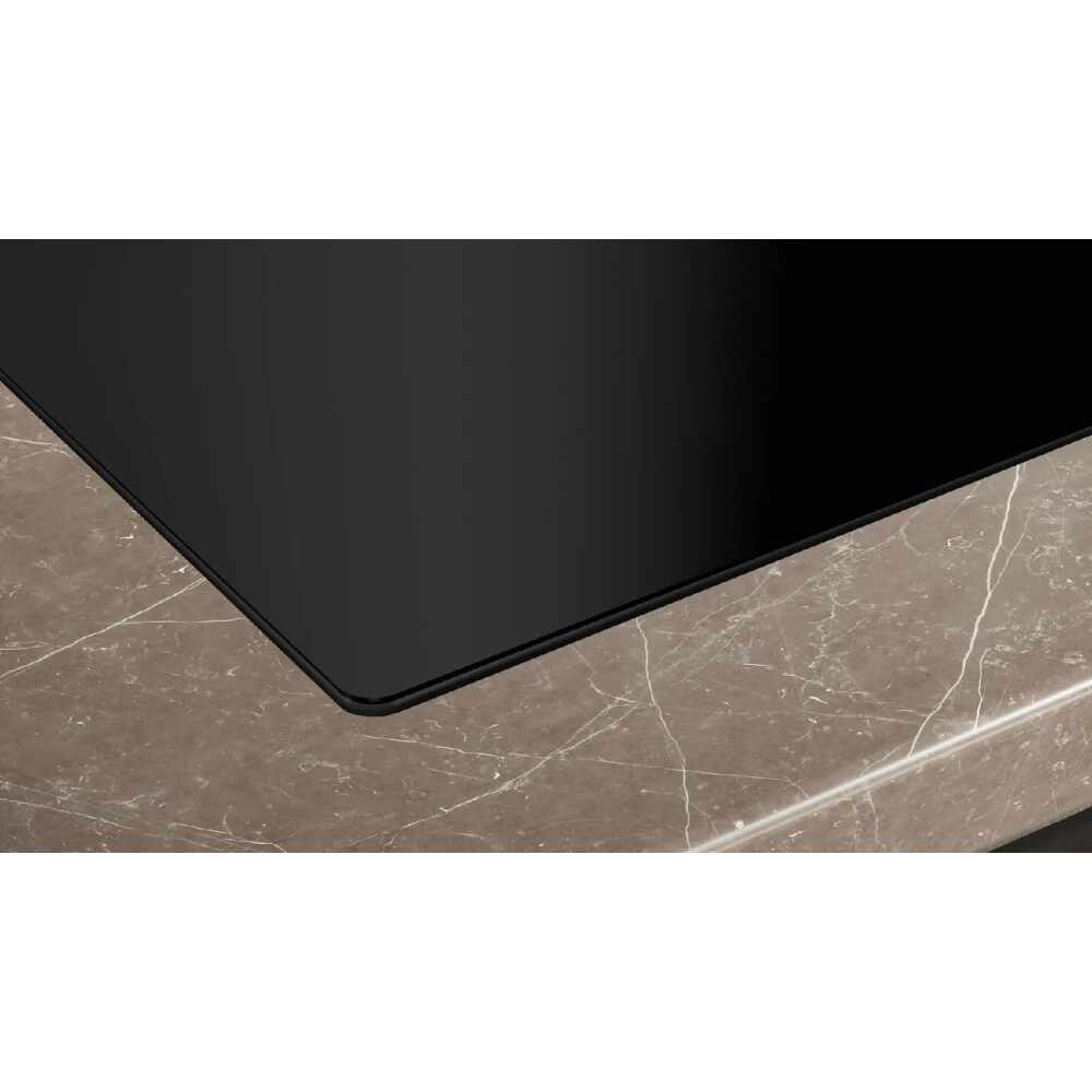 Efficienza e stile combinati: Scopri il piano ad induzione Siemens ED811BS16E con ventilazione integrata da 80 cm.