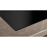 Efficienza e stile combinati: Scopri il piano ad induzione Siemens ED811BS16E con ventilazione integrata da 80 cm.