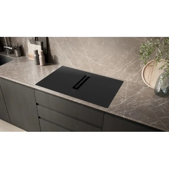 Efficienza e stile combinati: Scopri il piano ad induzione Siemens ED811BS16E con ventilazione integrata da 80 cm.