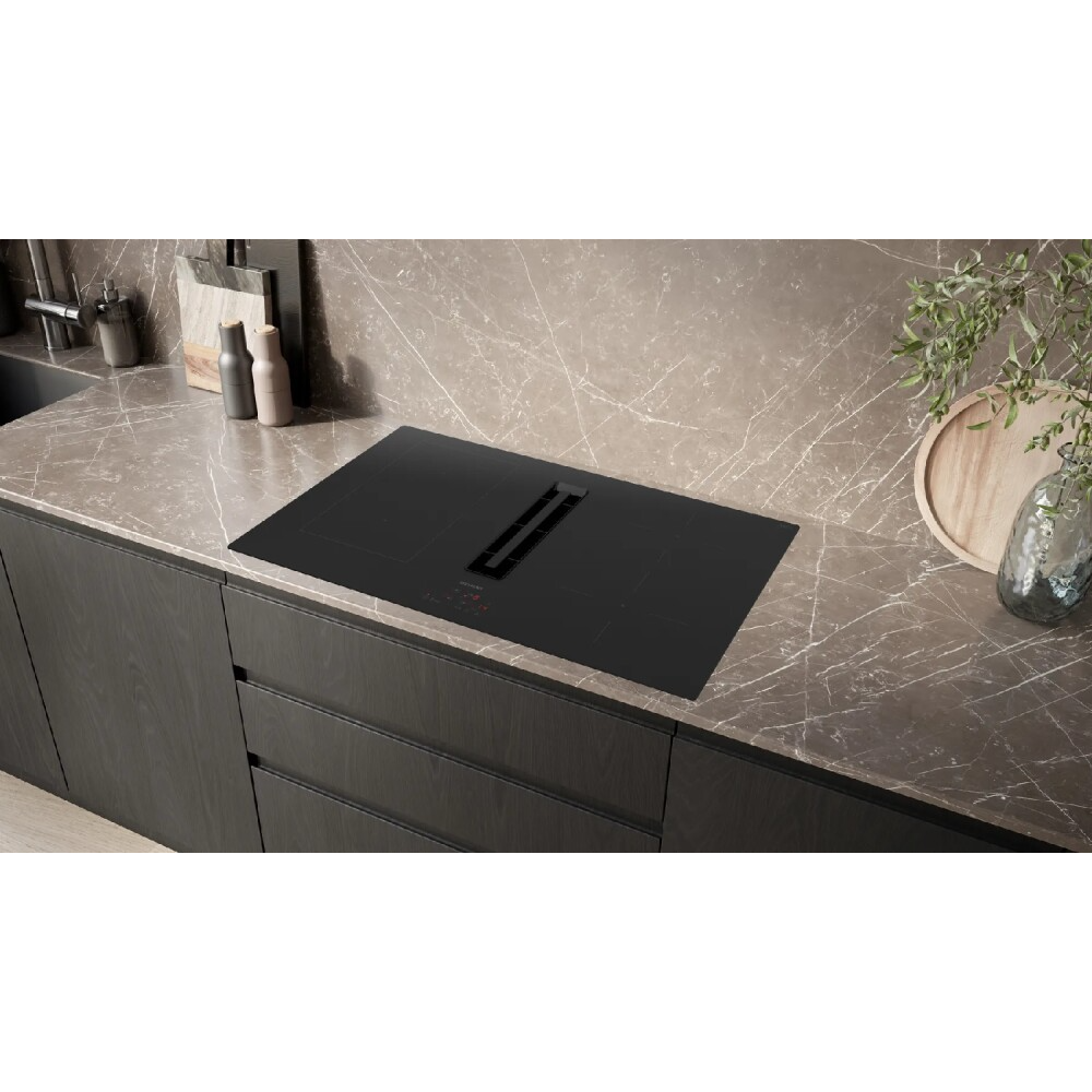 Efficacité et style combiné: Découvrez le plan d'induction Siemens ED811BS16E avec ventilation intégrée de 80 cm.