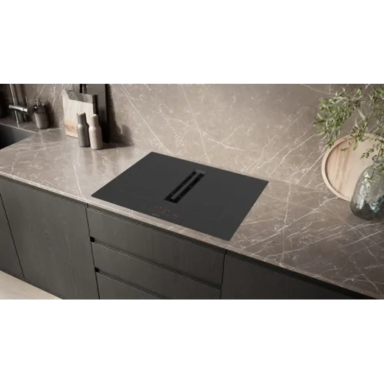 Combinación perfecta de elegancia y funcionalidad: el plano de inducción con ventilación integrada de 70 cm firmado Siemens.