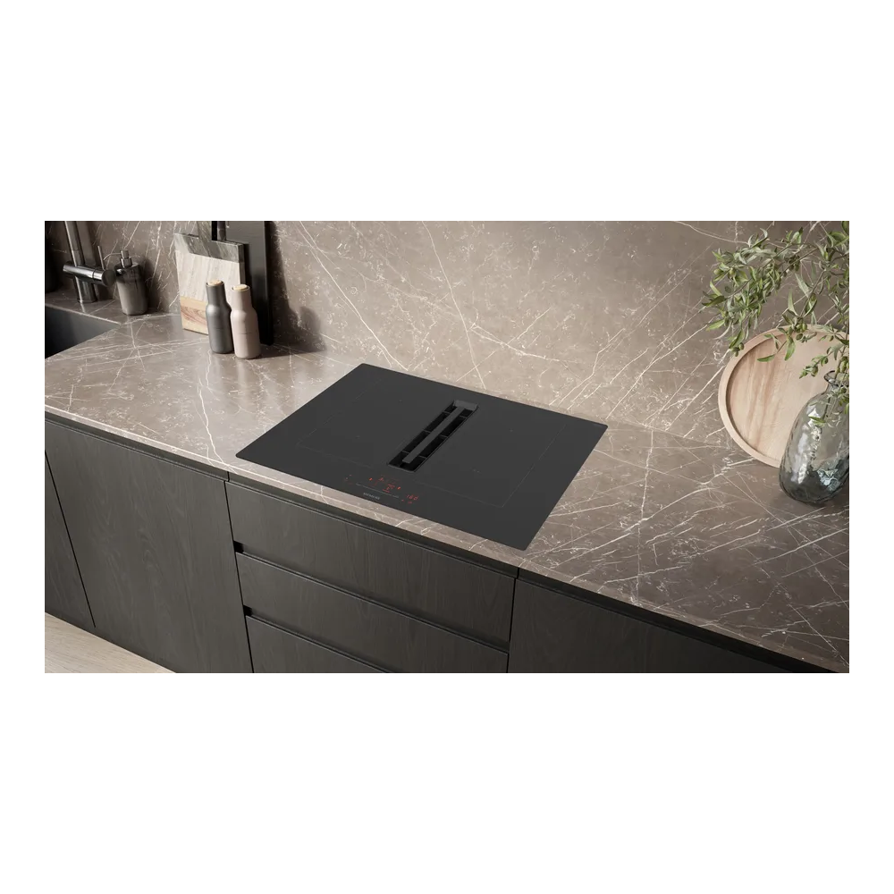 Perfekte Kombination aus Eleganz und Funktionalität: die Induktionsebene mit integrierter Belüftung von 70 cm signiert Siemens.