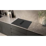 Perfekte Kombination aus Eleganz und Funktionalität: die Induktionsebene mit integrierter Belüftung von 70 cm signiert Siemens.