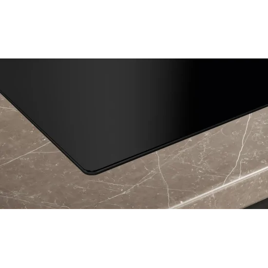 Perfekte Kombination aus Eleganz und Funktionalität: die Induktionsebene mit integrierter Belüftung von 70 cm signiert Siemens.