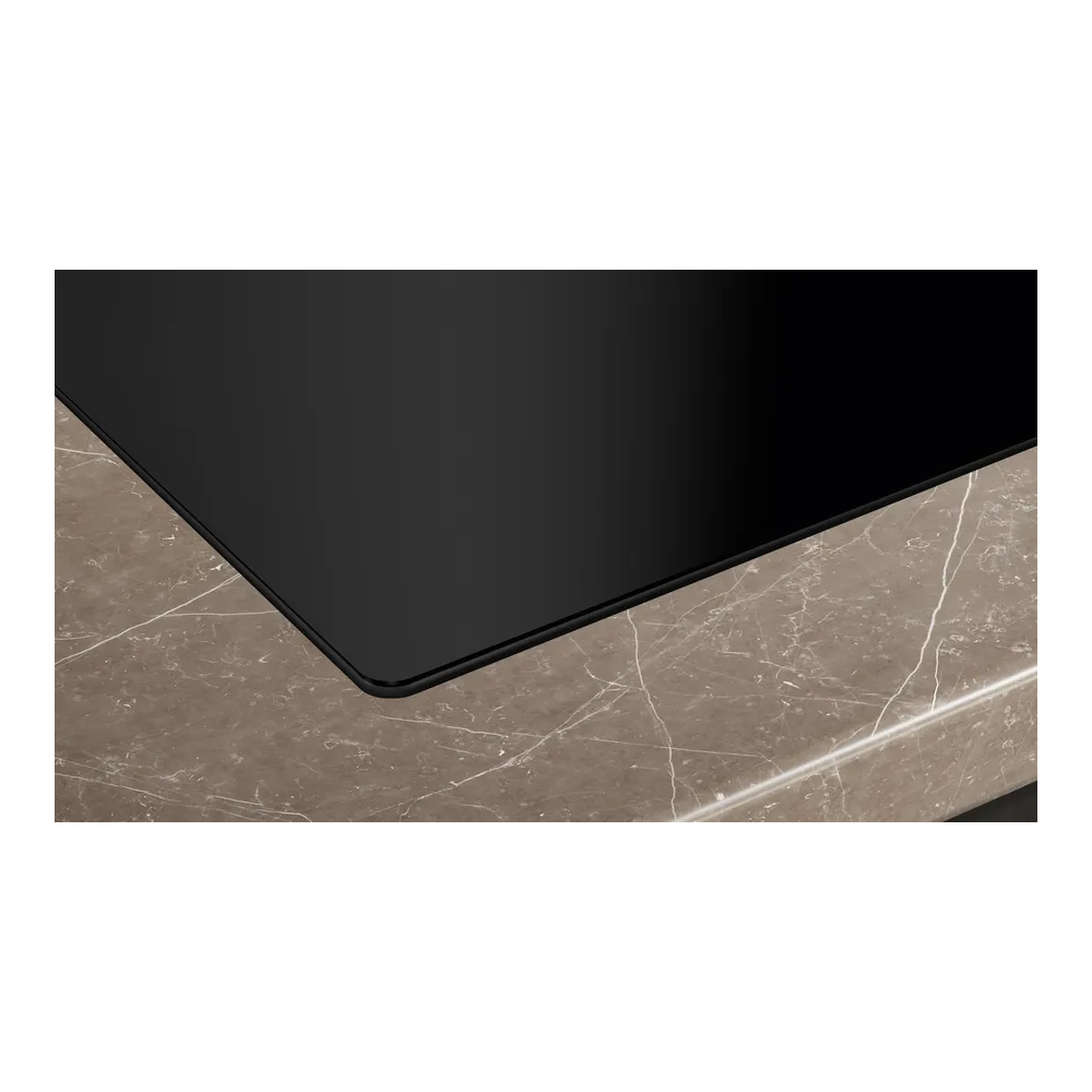 Perfekte Kombination aus Eleganz und Funktionalität: die Induktionsebene mit integrierter Belüftung von 70 cm signiert Siemens.