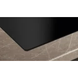 Perfekte Kombination aus Eleganz und Funktionalität: die Induktionsebene mit integrierter Belüftung von 70 cm signiert Siemens.