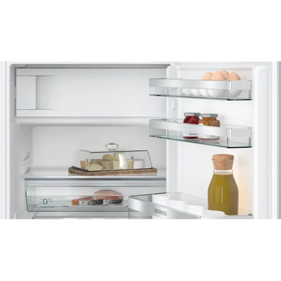 Eficiencia y estilo: el refrigerador incorporado Siemens KU22LADD0.