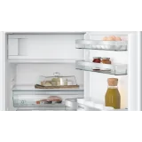 Eficiencia y estilo: el refrigerador incorporado Siemens KU22LADD0.