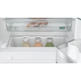 Eficiencia y estilo: el refrigerador incorporado Siemens KU22LADD0.