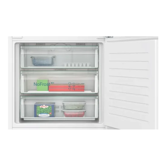 La soluzione perfetta per un'eleganza senza compromessi: il frigorifero combinato incasso KB96NVSE0 da 193.5 x 70.8 cm con cerni