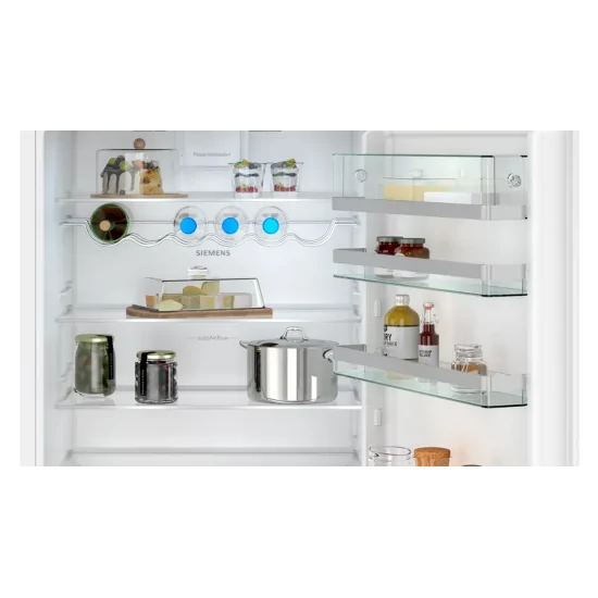 Efficienza e stile: il frigorifero combinato da incasso Siemens KI96NSDD0 193.5 x 70.8 cm cerniera piatta soft.