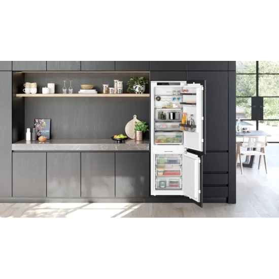 Efficienza e stile con il frigorifero combinato da incasso KI86NSDD0 di Siemens: la scelta perfetta per una cucina moderna.