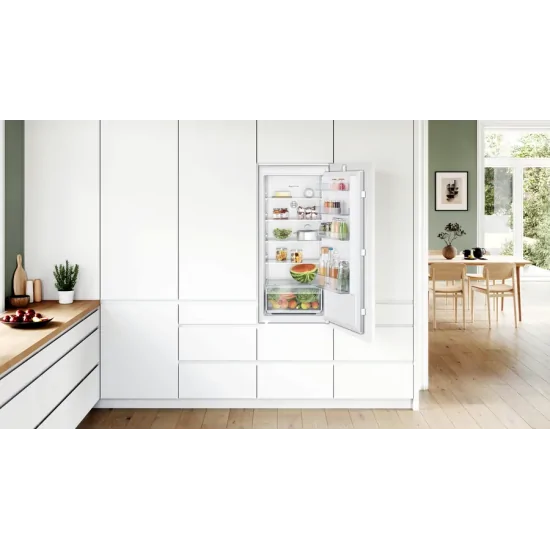 Eintüriger Einbaukühlschrank von Bosch: elegant und vielseitig, Zugscharnier für ein unvergleichliches Kühlerlebnis.