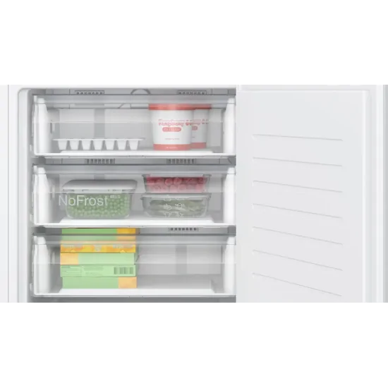 GUN21ADE0: Der eintürige Einbau-Gefrierschrank von Bosch – effizient, elegant und mit einem Soft-Close-Flachscharnier ausgestatt