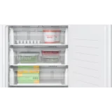 GUN21ADE0 : Le congélateur encastrable simple porte Bosch - efficace, élégant et équipé d'une charnière plate à fermeture douce.